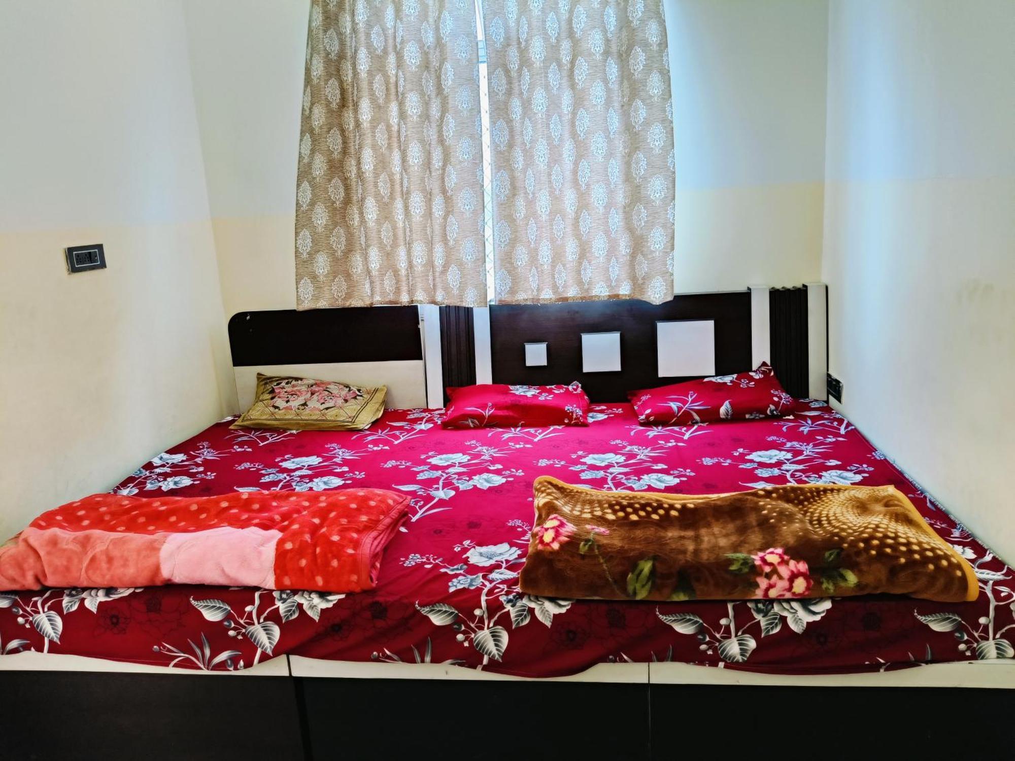 Jai Hanuman Guest House Palsana  Экстерьер фото