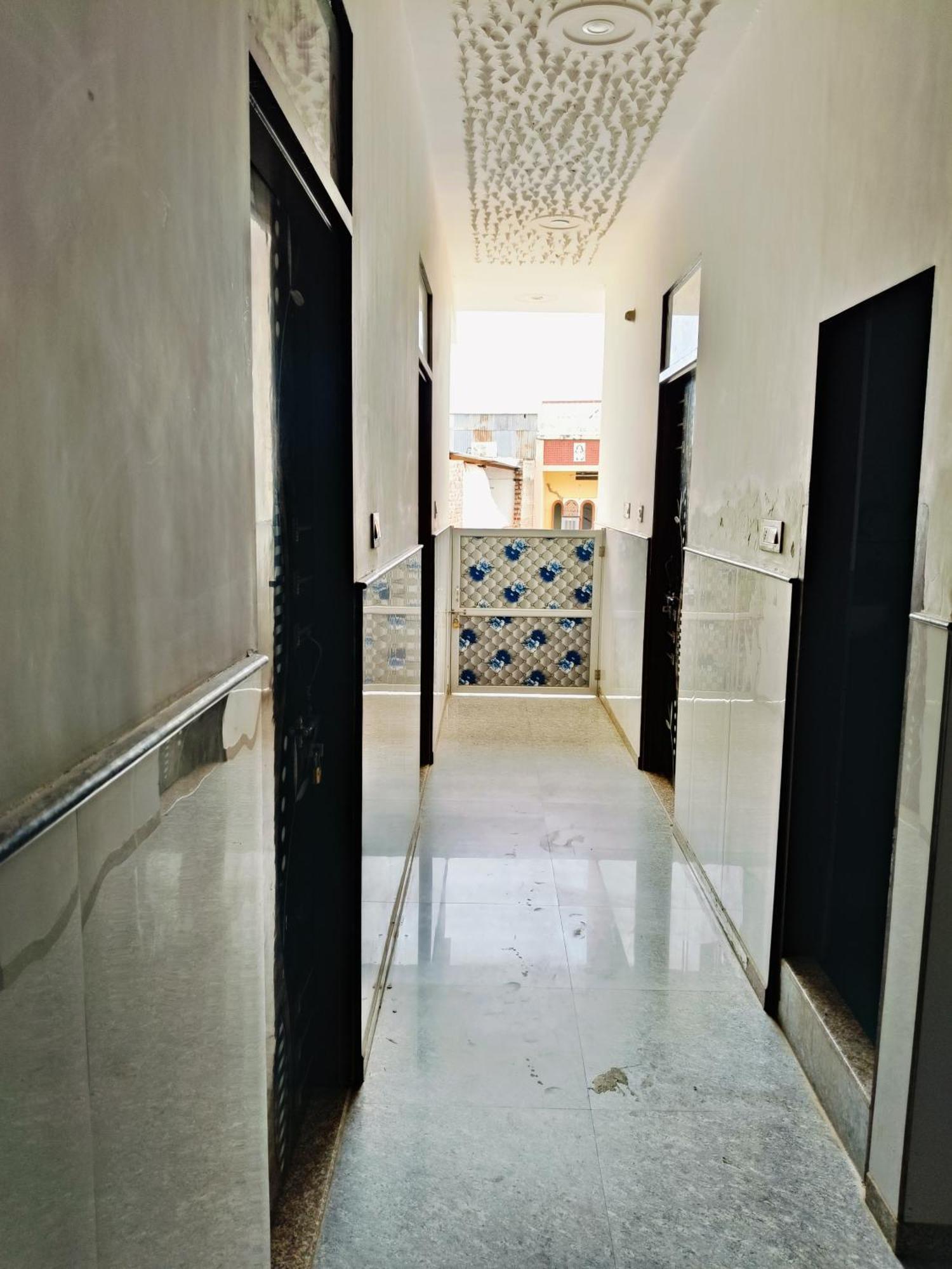 Jai Hanuman Guest House Palsana  Экстерьер фото