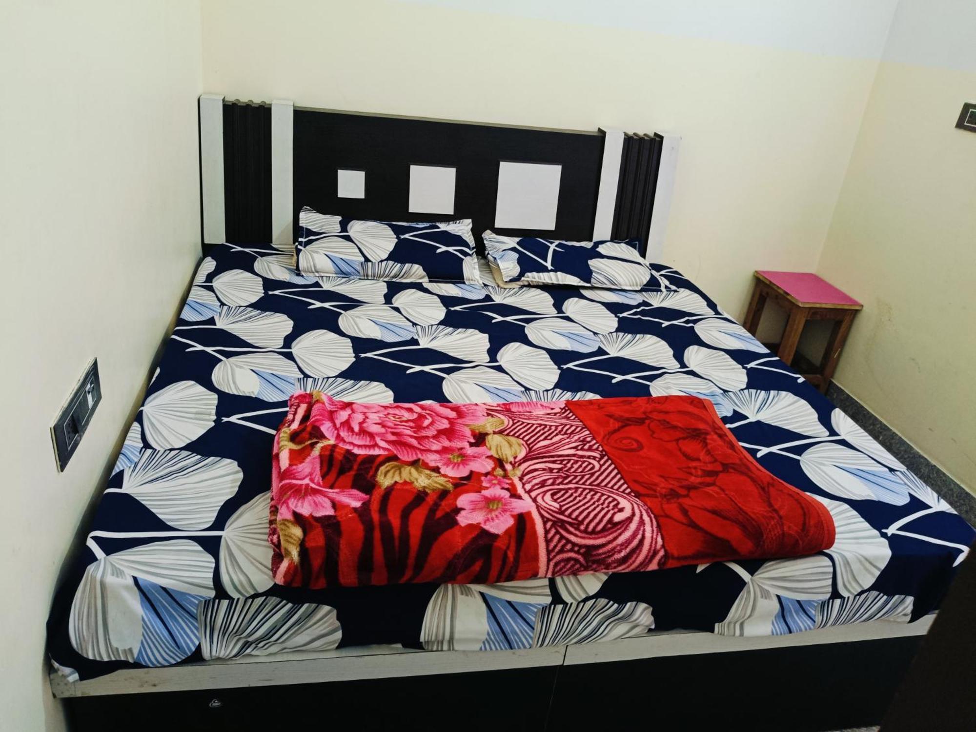 Jai Hanuman Guest House Palsana  Экстерьер фото