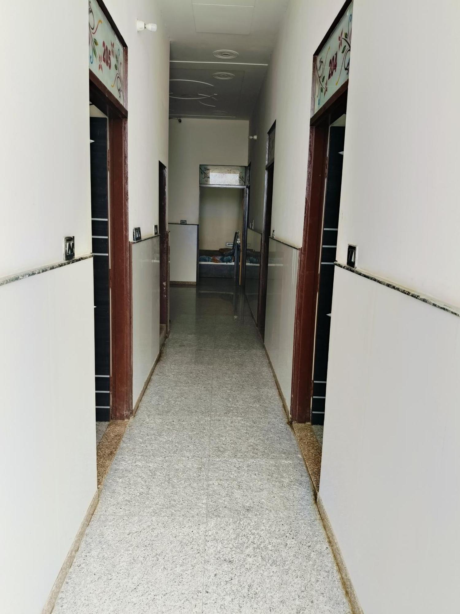 Jai Hanuman Guest House Palsana  Экстерьер фото